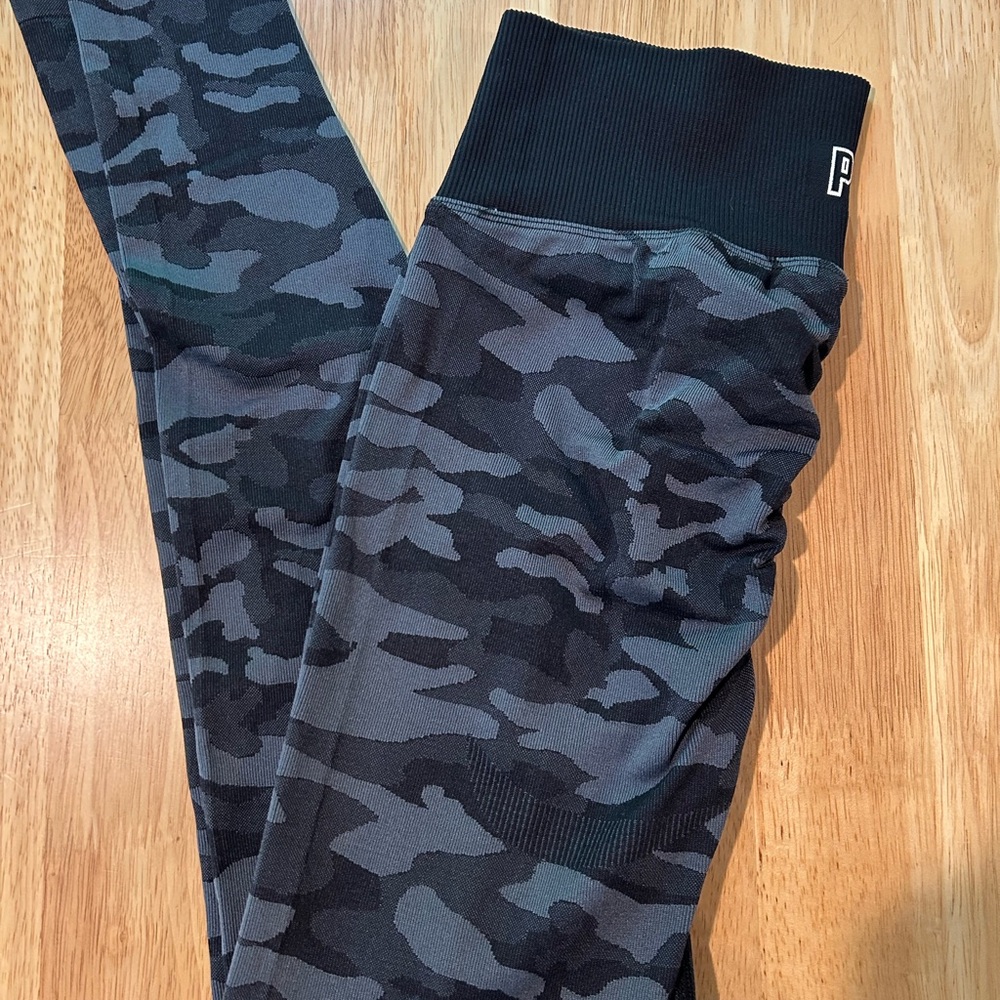 Pink Camouflage Leggings, size small